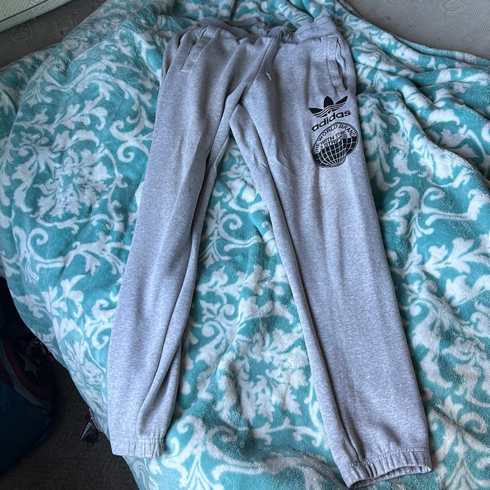 Men’s medium adidas jogger pant never worn  ( too small )